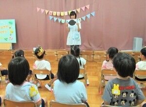 影絵のクイズをしているところ
