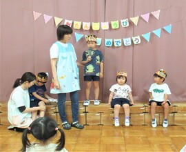 誕生児がインタビューを受けているところ