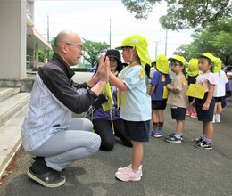 4歳児が校長先生とタッチをしているところ