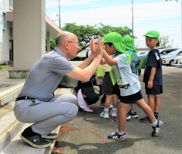 5歳児が校長先生とタッチをしているところ