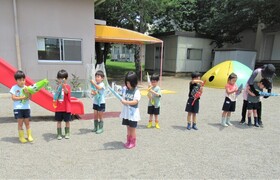 4歳児が傘を閉じているところ