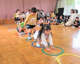 遊戯室で両足跳びをしているところ