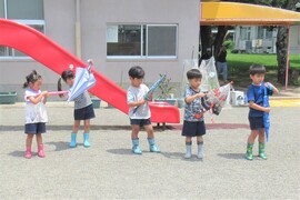 5歳児が傘を閉じているところ