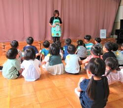 子どもたちが交通ルールの話を聞いているところ