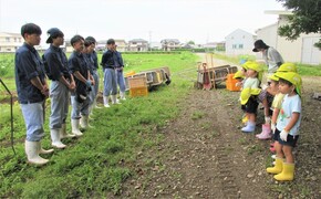 4歳児が高校生にあいさつをしているところ