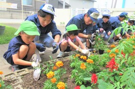 高校生と一緒に苗を植えているところ