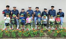 子どもたちと高校生全員で集合写真