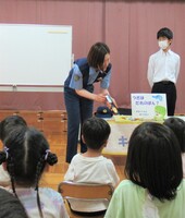 警察手帳を見せてもらっているところ