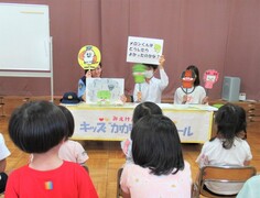紙芝居やペープサートを見ているところ