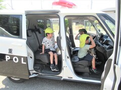 子どもがパトカーに乗っているところ