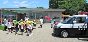 警察官にお礼を言い、敬礼しているところ