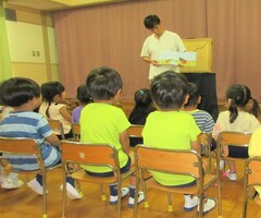 絵本を読んでもらっているところ
