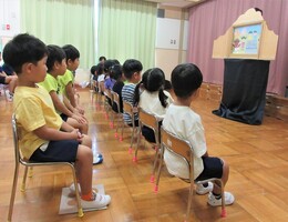 紙芝居を読んでもらっているところ