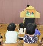 紙芝居を読んでもらっているところ
