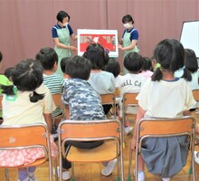 大型絵本を見ているところ