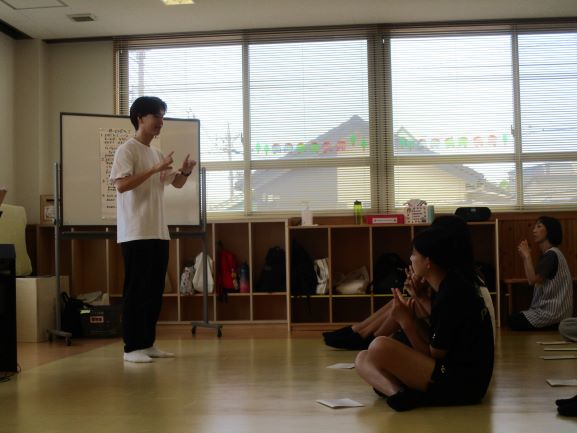 歌の歌詞を手話で表現しています