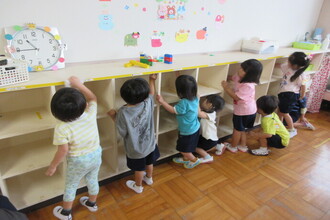 掃除をする年少児