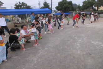 踊りを踊る親子