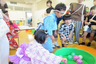 お店屋さんをする年長児