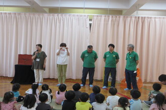 話を聞く園児