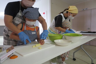 野菜を切る年長児