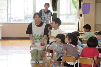 質問をする年長児