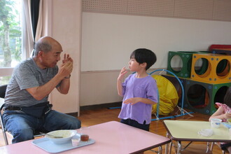 質問する年長児