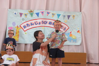 インタビューを受ける年中児