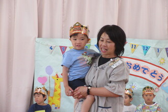 抱っこをしてもらう年少児
