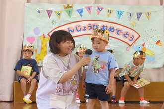 インタビューを受ける年少児