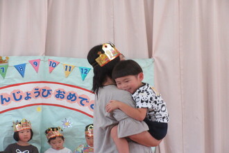 抱っこをしてもらう年少児