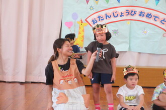 インタビューを受ける年中児