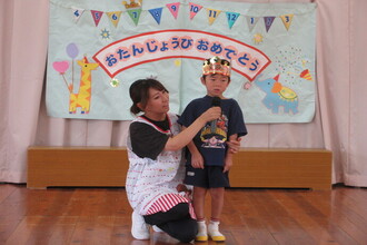 インタビューを受ける年長児