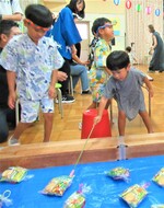 お菓子を釣っているところ