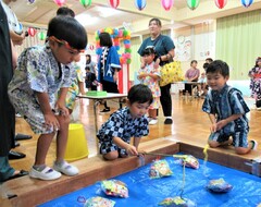 お菓子を釣っているところ