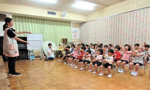 全員で手遊びをしているところ