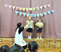 誕生児がインタビューを受けているところ