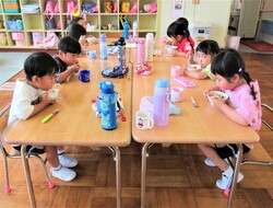 3歳児がそうめんを食べているところ