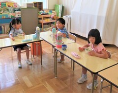 4歳児がそうめんを食べているところ
