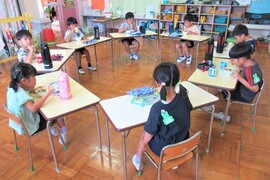 5歳児がそうめんを食べているところ