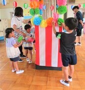 5歳児がミニやぐらに飾り付けをしているところ