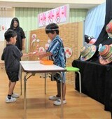 自分が作った作品を買い物しているところ