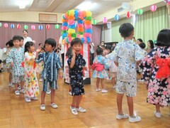 やぐらを囲んで盆踊りをしているところ