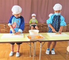 5歳児がにんじんを切っているところ
