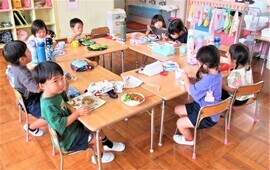 もも組がカレーを食べているところ
