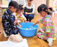 ヨーヨーを釣っているところ