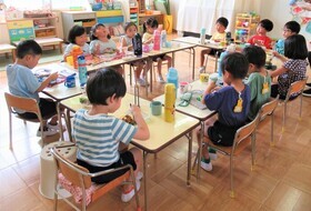 4歳児がカレーを食べているところ
