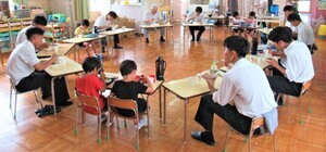 5歳児が高校生と一緒にカレーを食べているところ
