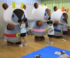 かもしかとのふれあいを楽しんでいるところ