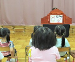 紙芝居を見ているところ